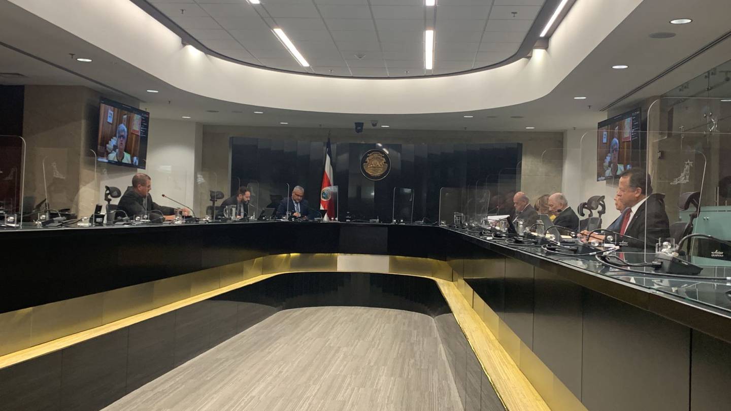 Una sala de estar
Descripción generada automáticamente con confianza media